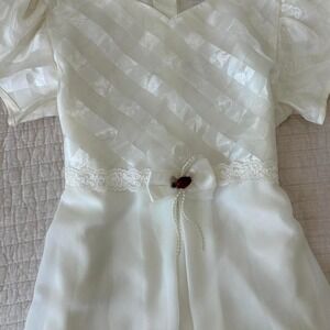 White rose cottage dress with bow and lace details